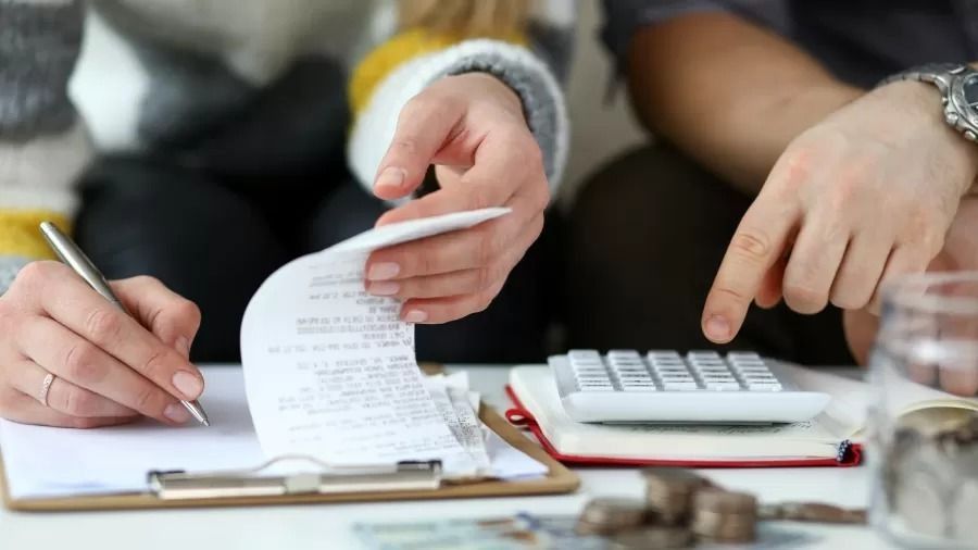 Endividamento cresce entre famílias e número de inadimplentes bate recorde, aponta CNC