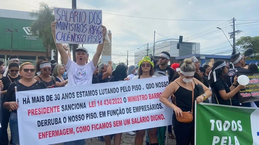 Enfermeiros protestam em vários pontos de Manaus contra medida do STF que suspende piso salarial da categoria