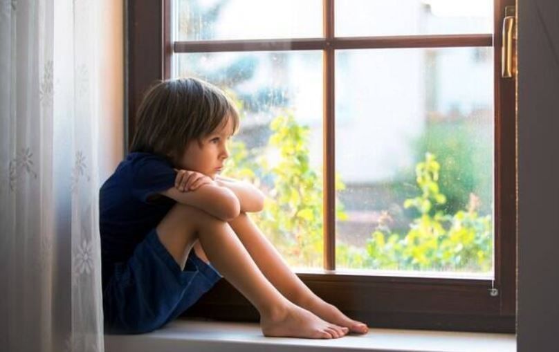Solidão infantil: especialista alerta para a necessidade dos pais estimularem os filhos a expressar os sentimentos