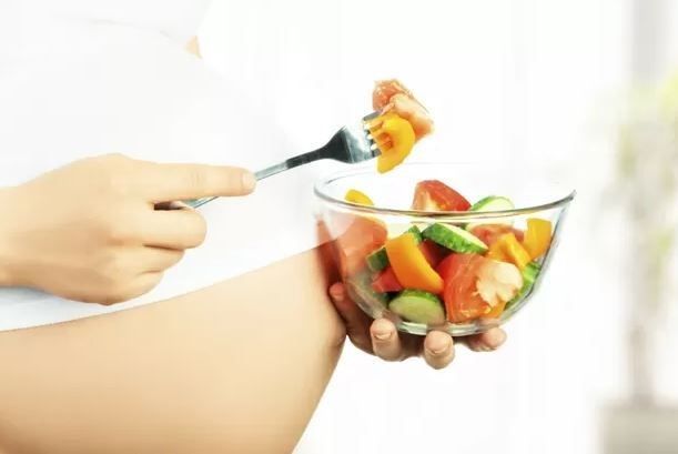 Especialista fala sobre os principais cuidados que grávidas devem ter em relação ao consumo de alimentos
