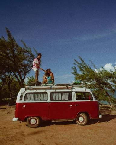 Casal que viaja pelo Brasil a bordo da kombi 'Penélope' chega ao Acre