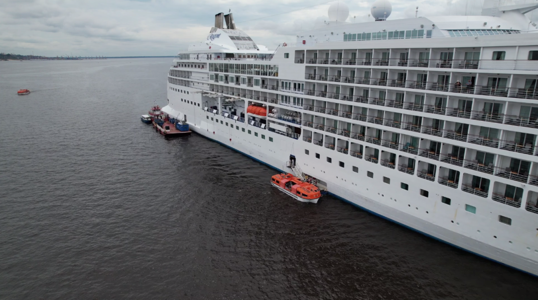 Navios atracam no meio do Rio Negro para desembarcar turistas; falta de estrutura no Porto de Manaus preocupa guias de turismo