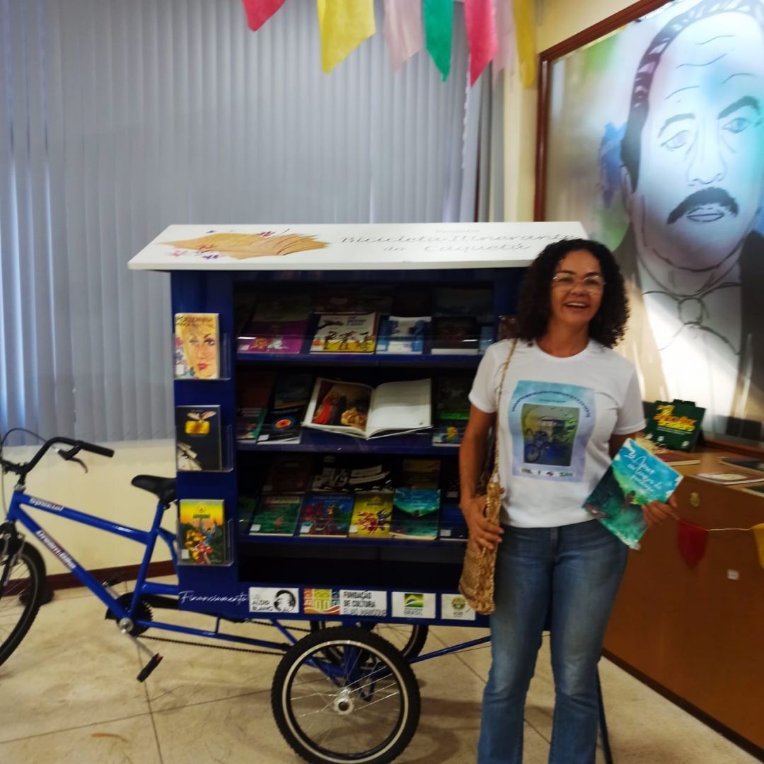 Biblioteca sobre rodas leva livros para crianças e adolescentes na zona rural de Porto Acre
