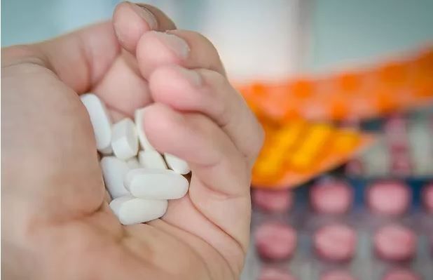 Especialista alerta sobre os perigos da automedicação, hábito praticado por grande parte do brasileiros