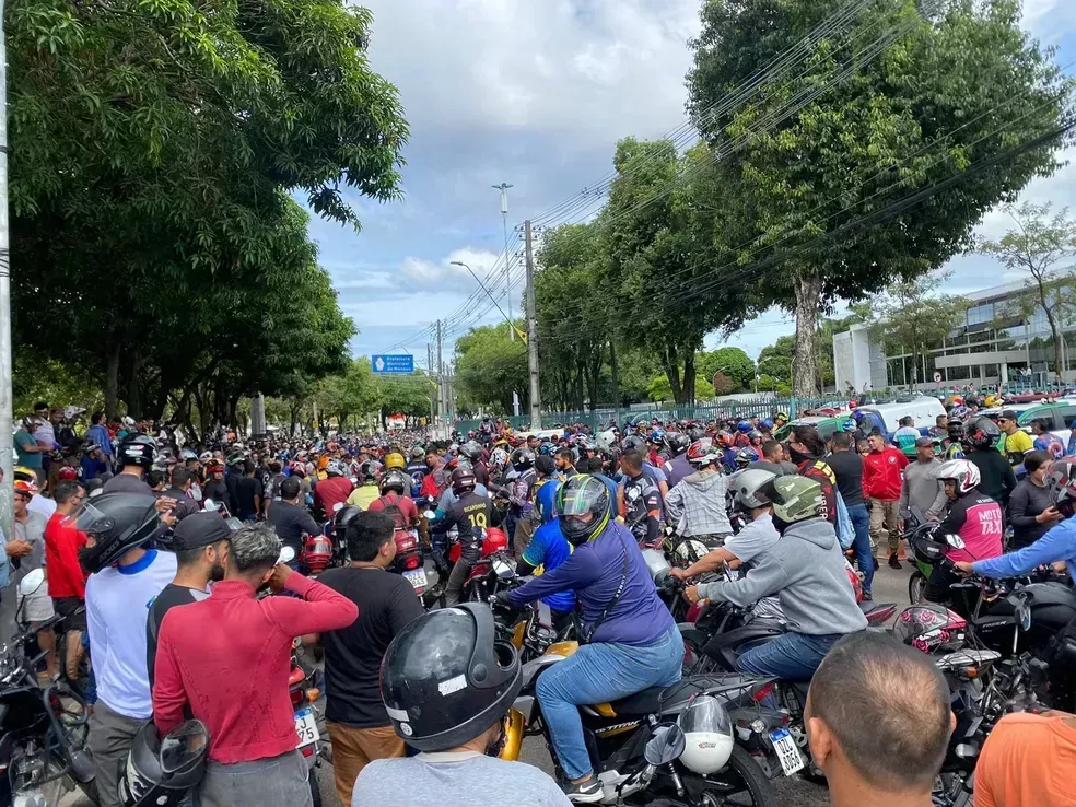 Motoristas de aplicativo fazem protesto contra apreensão de motos; Prefeitura afirma que, apesar de o serviço ser irregular, estuda regulamentação