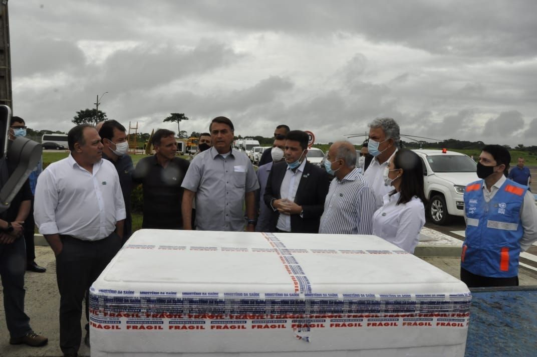 Em visita ao Acre, Bolsonaro e Pazuello entregam novo lote de vacina contra a Covid-19