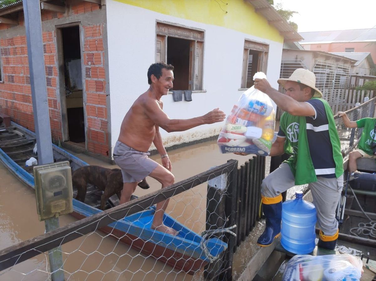 Famílias afetadas pela cheia dos rios no AC passam por cadastro para receber ajuda de voluntários