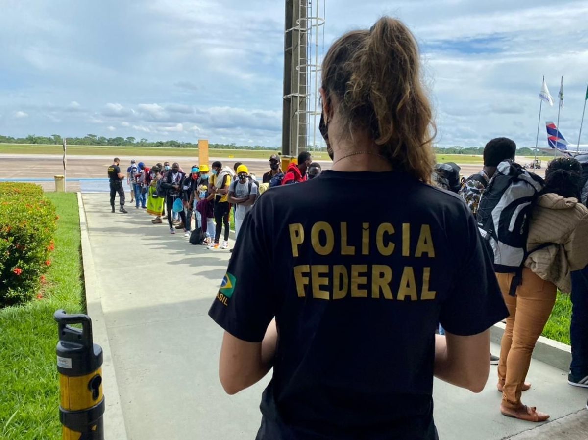 Polícia Federal faz operação contra atuação de 'coiotes' que atravessam estrangeiros para o Peru pelo rio Acre