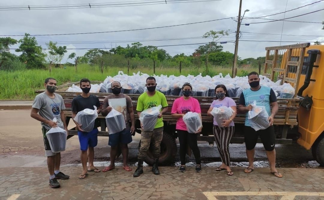 Em meio ao caos, a ação de pessoas solidárias ajuda famílias vítimas de enchentes no AC