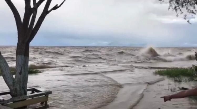 No AP, vento forte e maré alta alagam ruas e avenidas na orla de capital