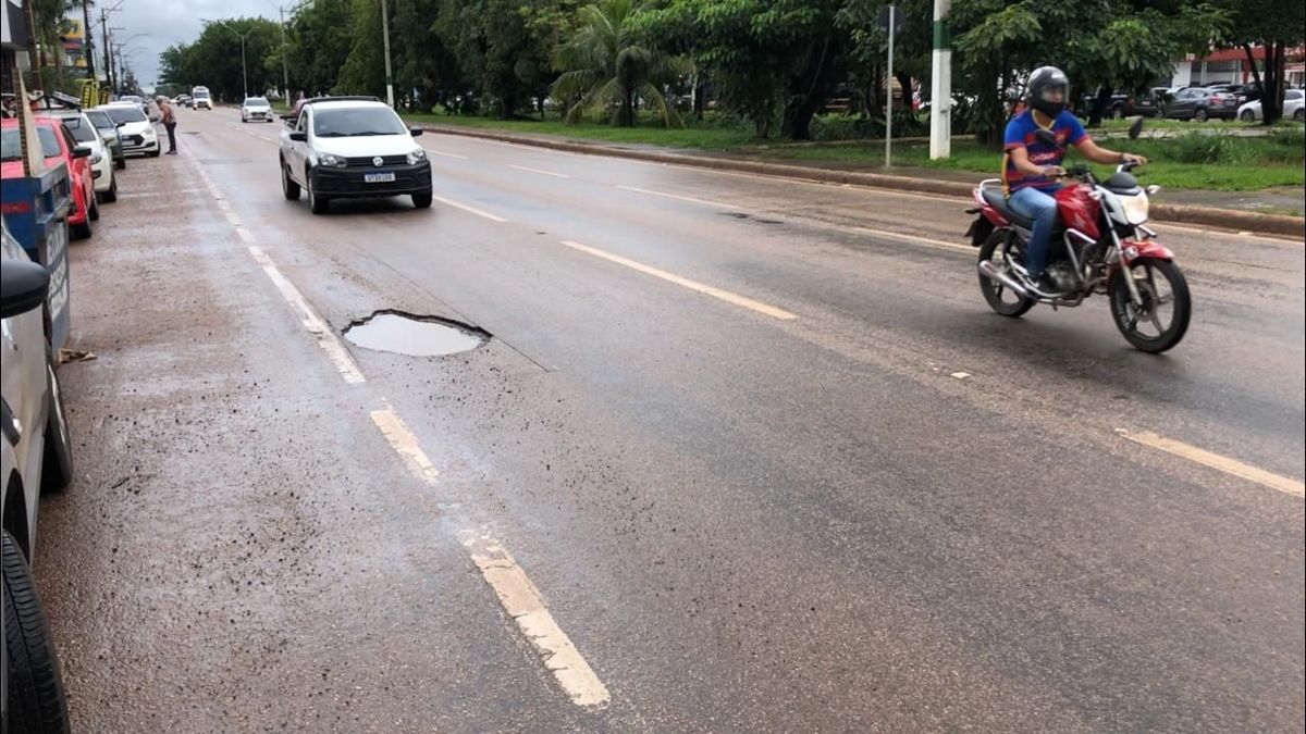 Buracos prejudicam o tráfego de veículos na Avenida Jorge Teixeira, em Porto Velho