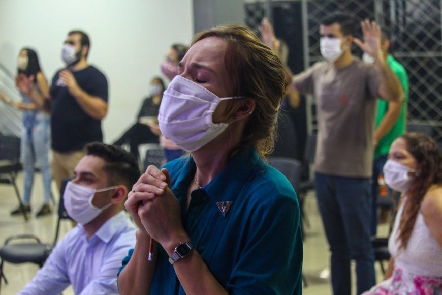 Fé e Pandemia: Orações aos doentes chamam atenção para cuidados na hora de apoiar pacientes