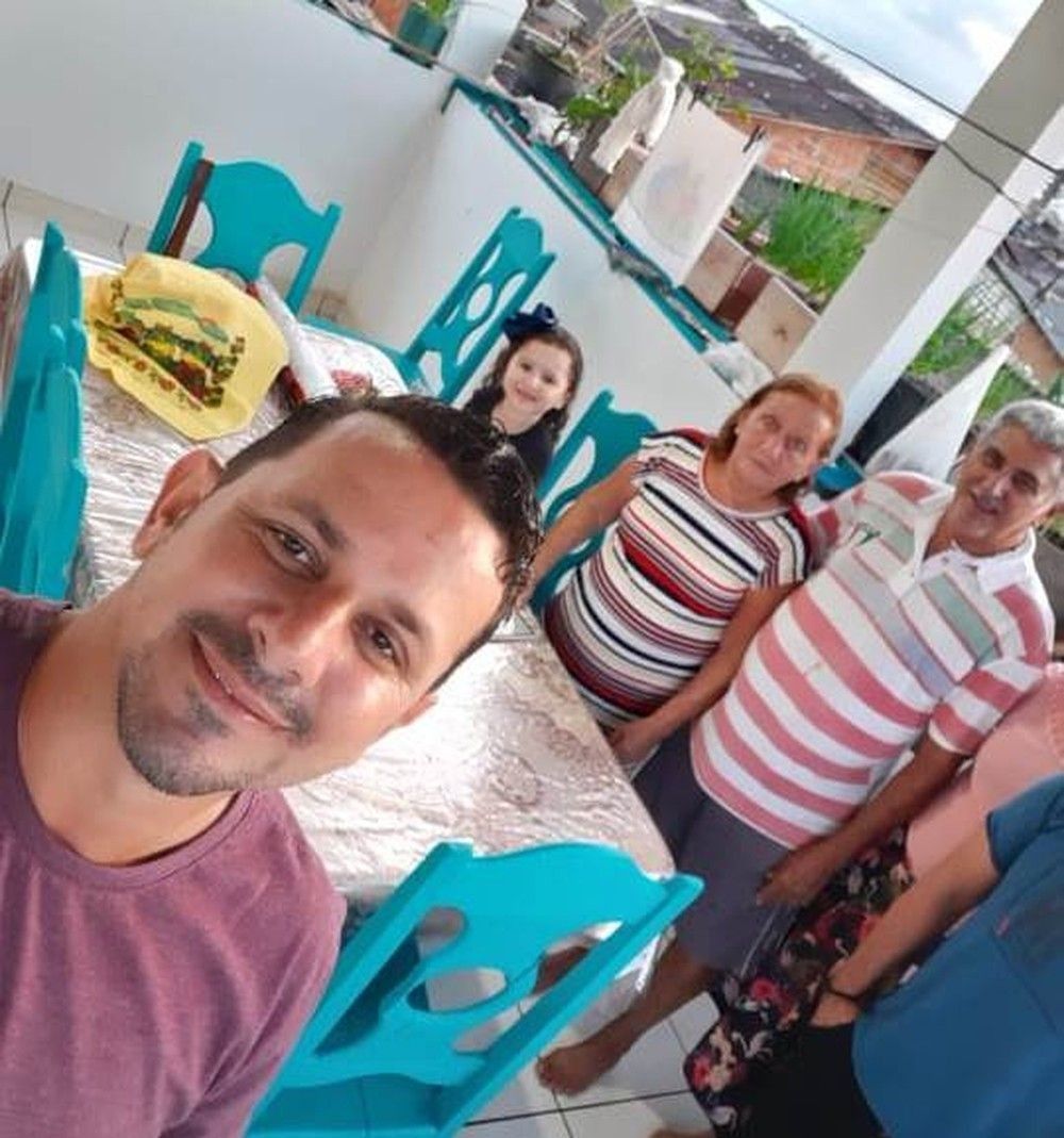 Após 17 dias internado com Covid-19, filho recebe a notícia da morte dos pais pela doença