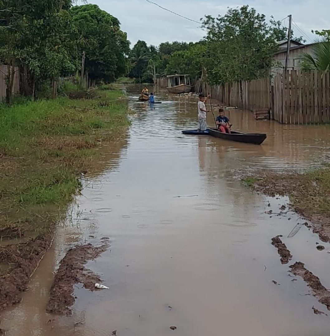 Rio Purus segue acima da cota de transbordo e mais 40 famílias devem ir para abrigos no AC