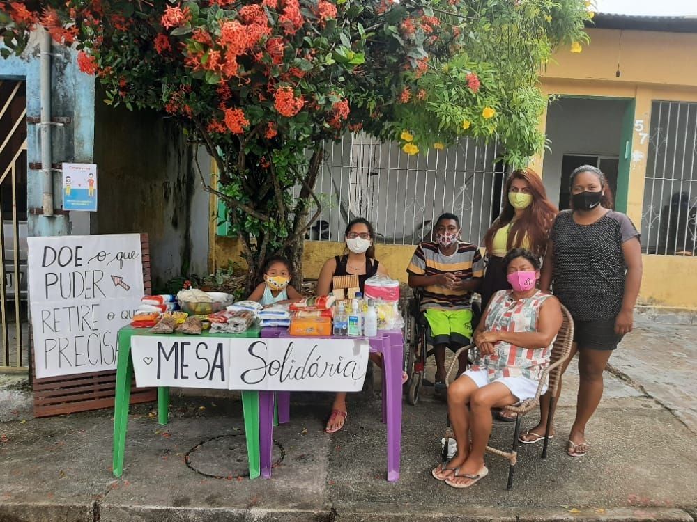 Voluntários se unem para ajudar moradores no bairro do Tapanã em Belém por conta da pandemia