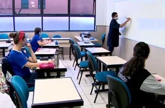 Aulas presenciais do Ensino Médio na rede privada são retomadas no AM após autorização do Governo do Estado