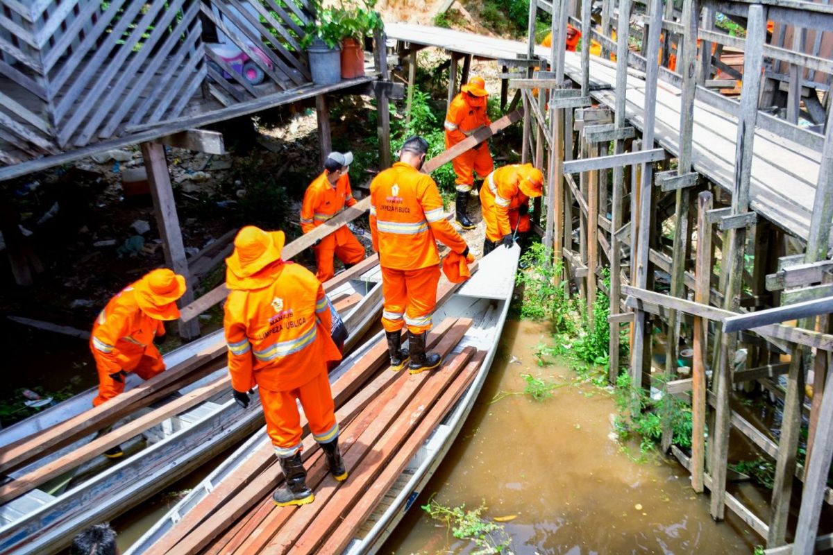 Áreas inundadas pelo Rio Negro começam a receber pontes de madeira em Manaus