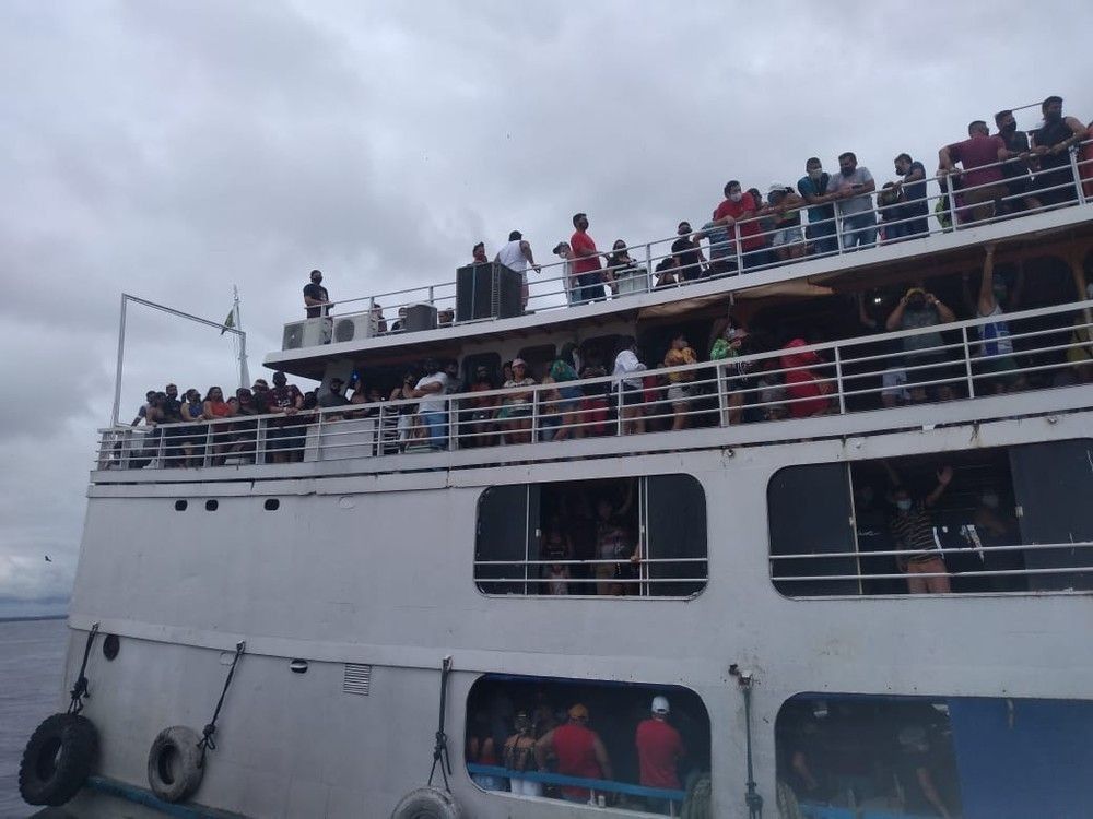 Donos de embarcação com mais de 900 pessoas em porto de Manaus são autuados por desrespeitar regras de distanciamento