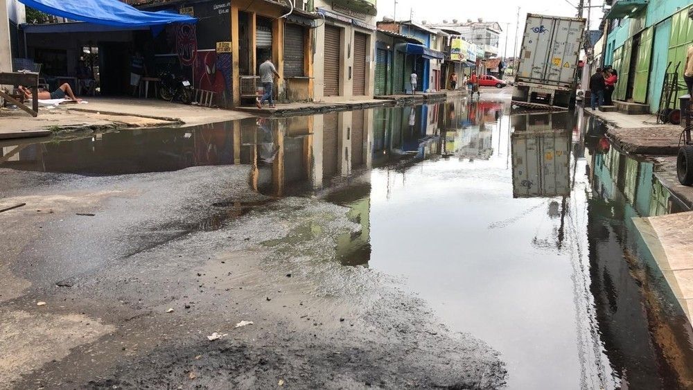 Com subida do nível do Rio Negro, ruas do centro de Manaus ficam alagadas e comerciantes enfrentam transtornos