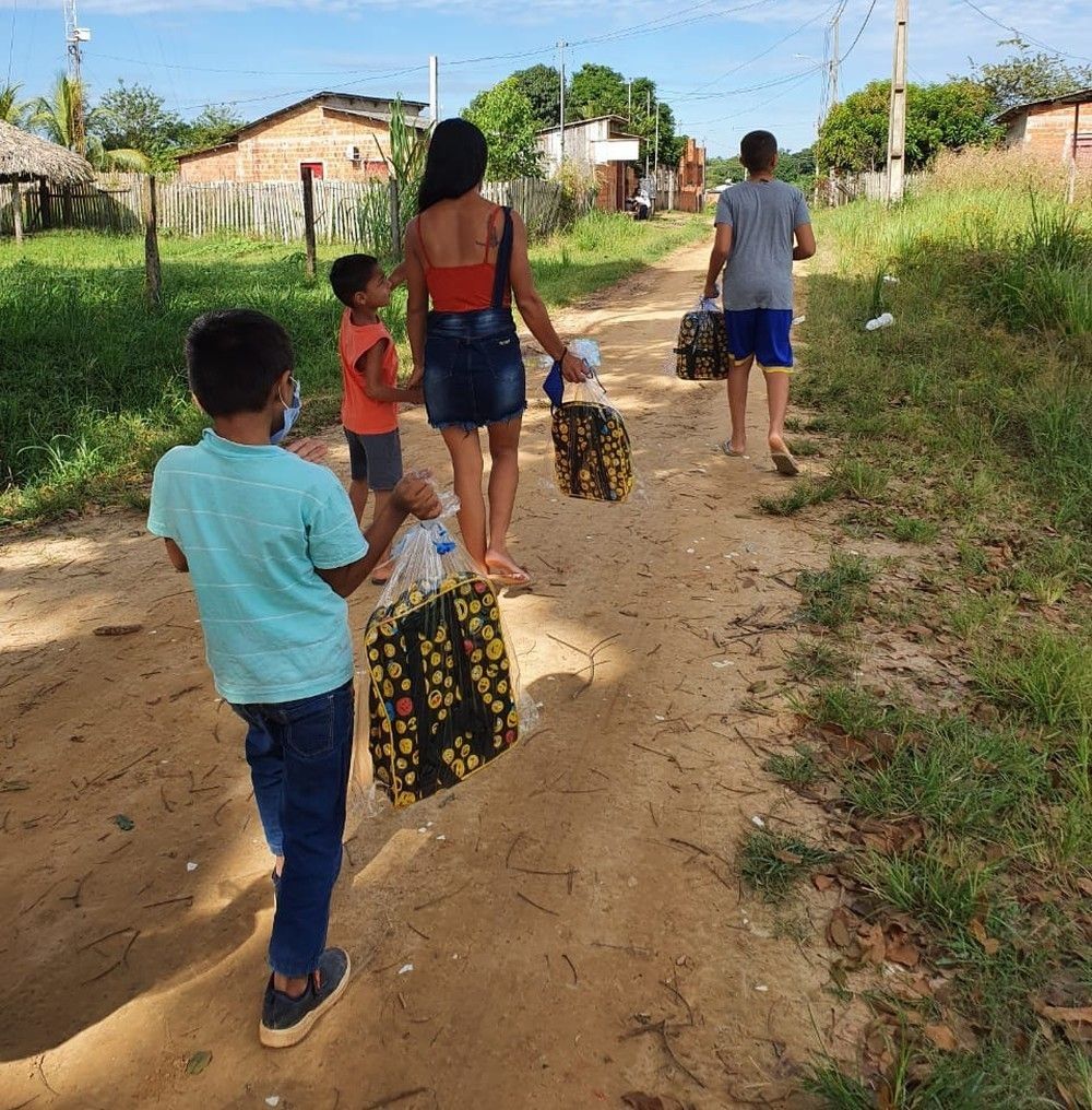 Contra Maré: projeto entrega 700 kits escolares para crianças carentes em Rio Branco