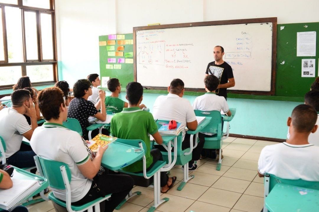 Livro didático regionalizado é disponibilizado para estudantes nos 16 municípios do Amapá