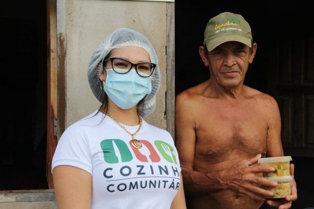 Em Santana, no Amapá, famílias carentes recebem alimentação por meio de programa do Governo Federal