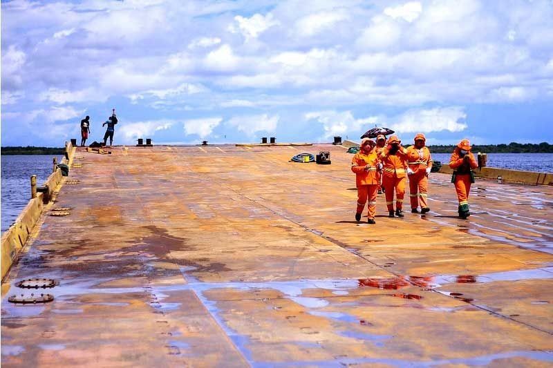 Feirantes do Centro de Manaus são transferidos para balsa provisória por causa da cheia do Rio Negro