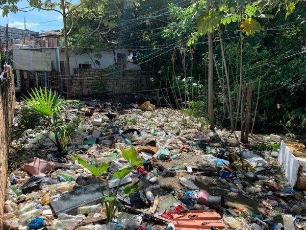 Cheia do Rio Negro em Manaus escancara lixo na cidade e aumenta risco de doenças causadas por água contaminada
