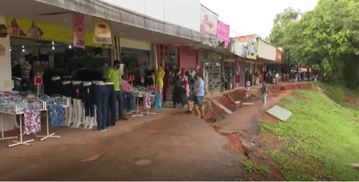 Parte de calçadão desmorona e prejudica acesso de pedestres em Rio Branco