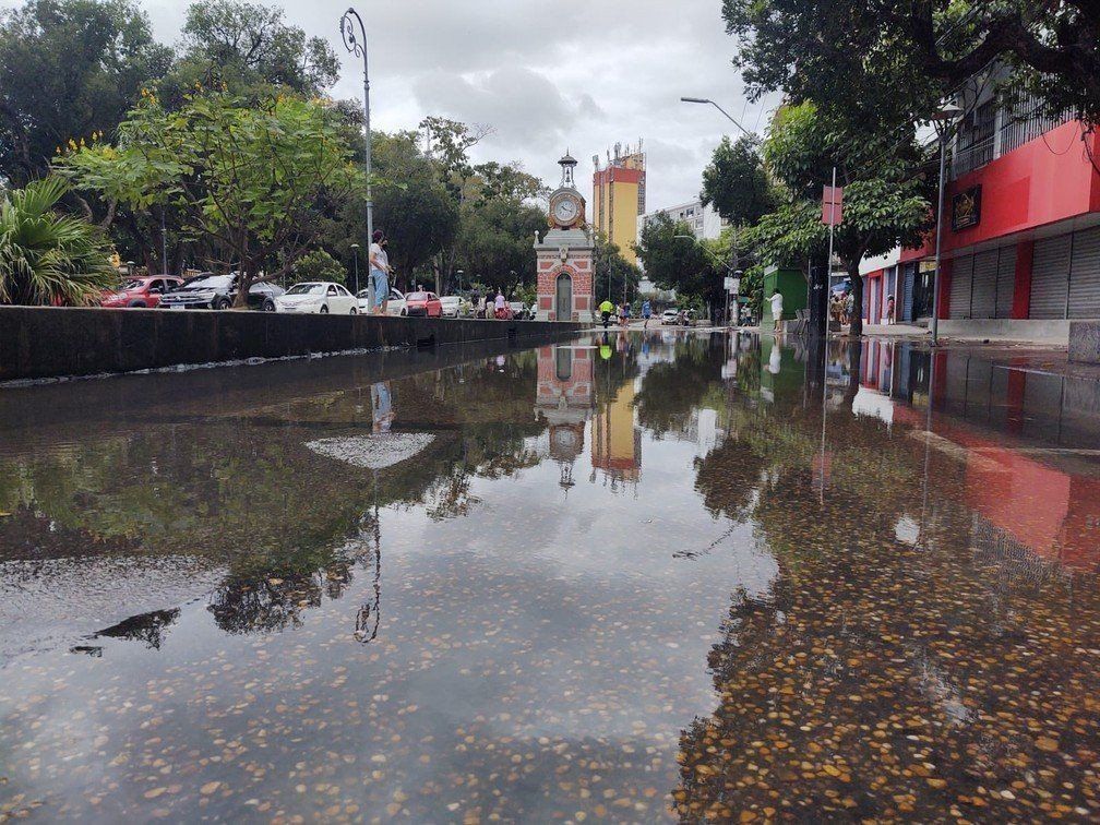 Enchente do Rio Negro em Manaus alcança Praça do Relógio, no Centro Histórico