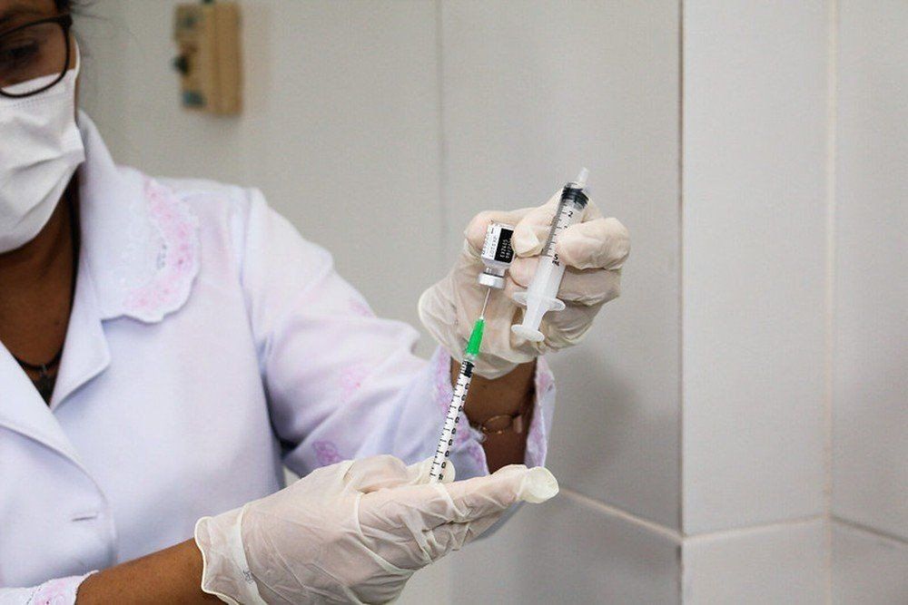 Profissionais da educação começam a receber vacina contra Covid-19 em Macapá