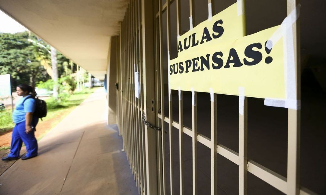 Mesmo com início da vacinação dos profissionais, segue indefinido retorno das aulas da rede estadual de ensino em Manaus