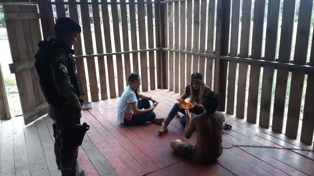 Mãe acreana mantém filho com transtornos mentais acorrentado para conter crises