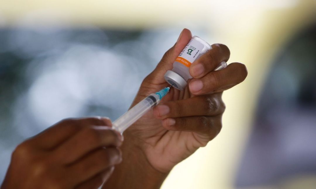 Benefícios da vacina Astrazeneca são superiores aos efeitos colaterais apresentados, afirma especialista