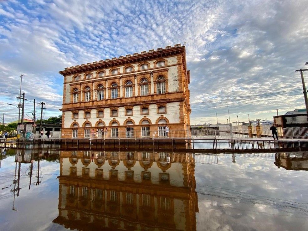 Nível do Rio Negro começa a baixar em Manaus após registro de cheia histórica