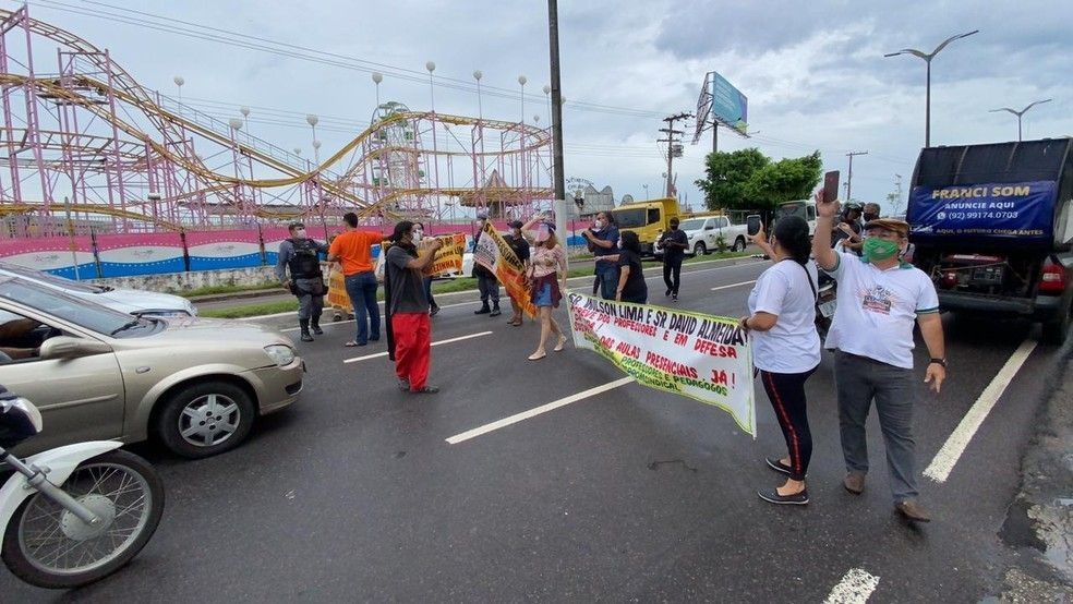 Professores realizam manifestação contra Projeto de Lei que obriga retorno de aulas presenciais em Manaus