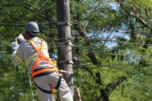 Representantes da Amazonas Energia são cobrados por instabilidade no serviço e descumprimento de leis