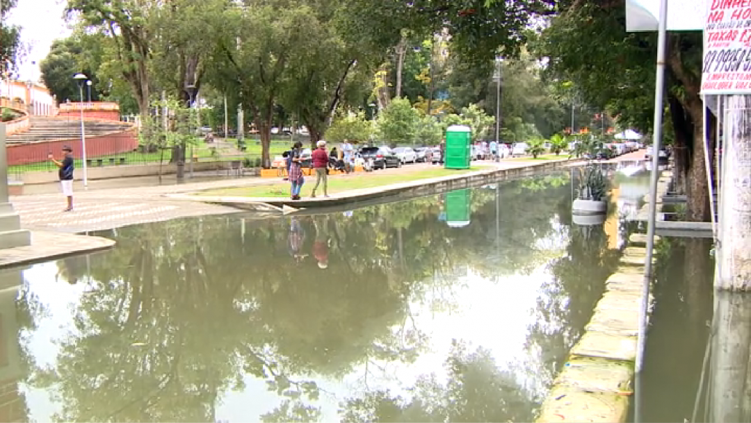 Rio Negro dá sinais de vazante no Centro de Manaus