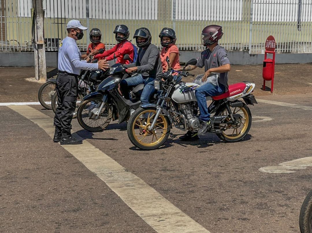 Agentes de trânsito orientam motociclistas a utilizarem espaços exclusivos instalados em Porto Velho