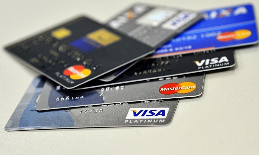 Especialistas recomendam cautela na hora de usar cartões de crédito