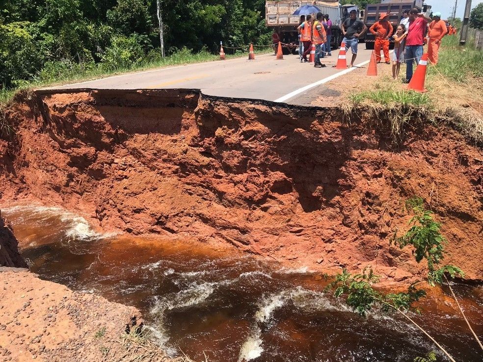 Cratera interdita trecho da BR-319 no Amazonas
