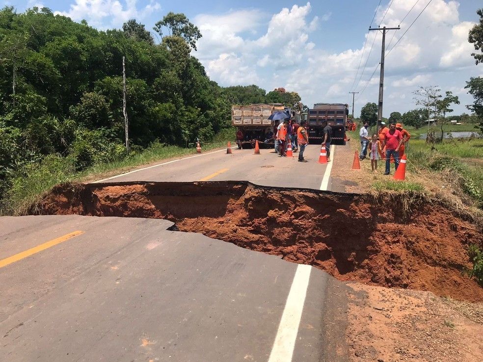 BR-319 no Amazonas tem passagem de veículos restabelecida após erosão