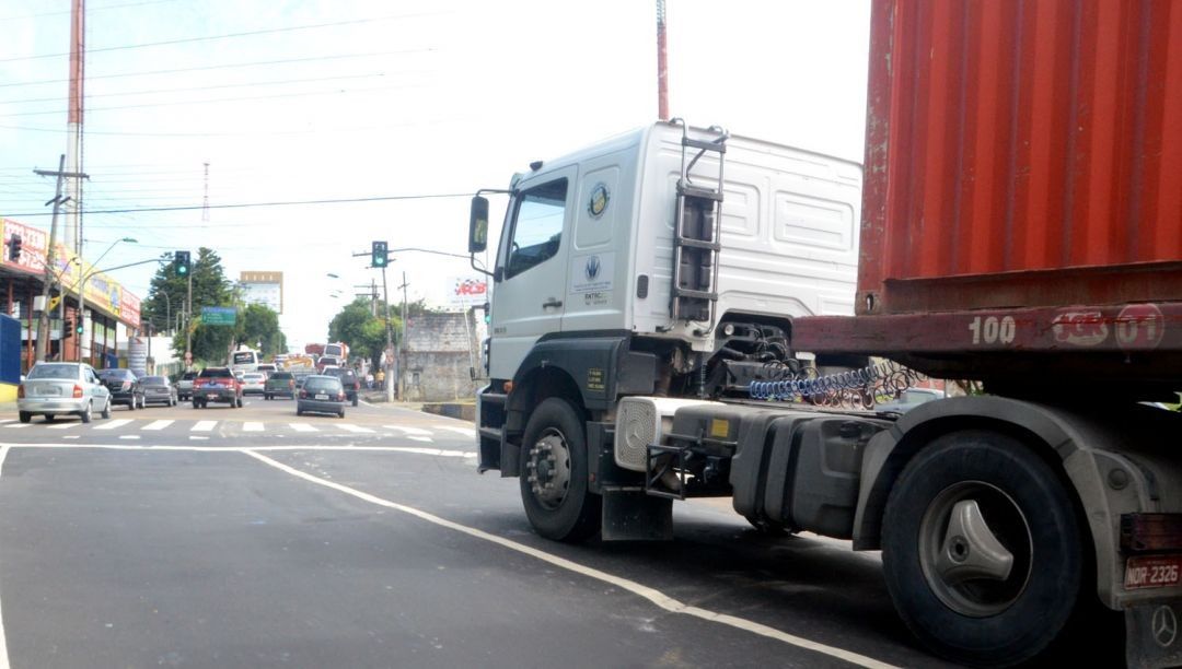 Vereadores de Manaus discutem aumento da restrição de carretas na capital