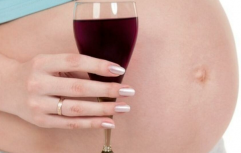 "É possível criar com todo o amor", diz mãe que adota criança com síndrome alcoólica fetal