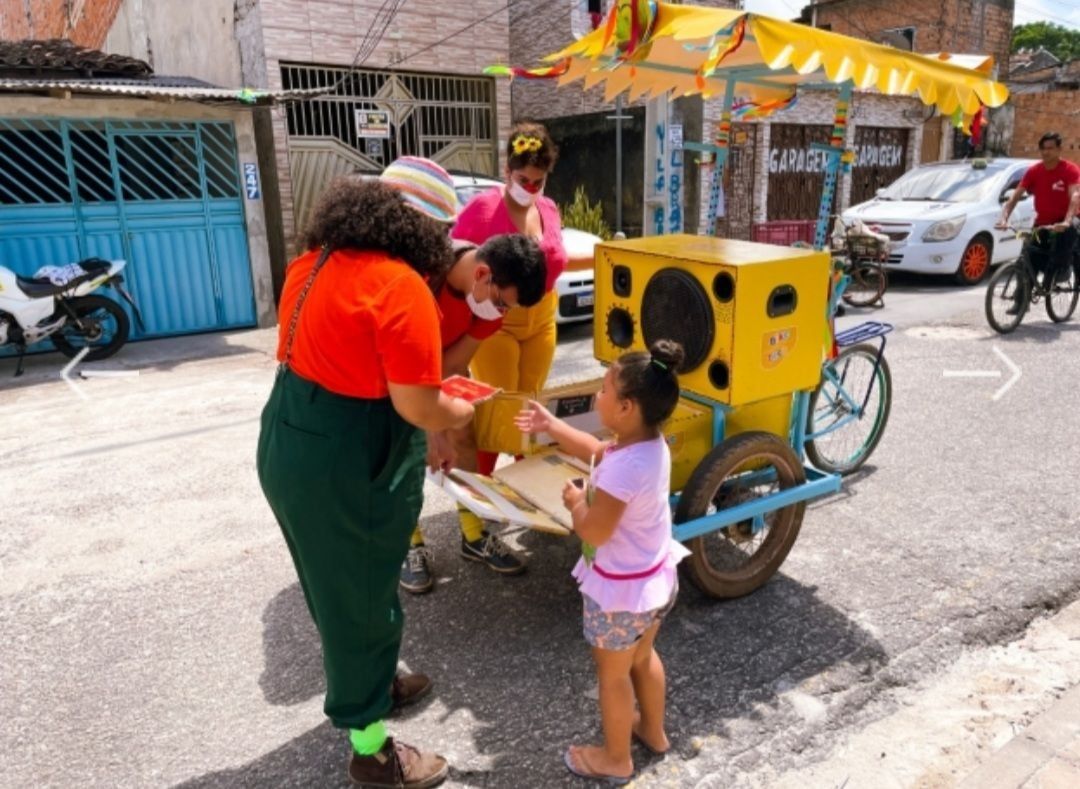 Grupo cria biblioteca sobre bicicleta para levar livros e atividades culturais em bairro da periferia de Belém