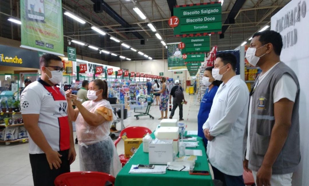 Rio Branco realiza mutirão de vacina contra a Covid-19 em supermercados