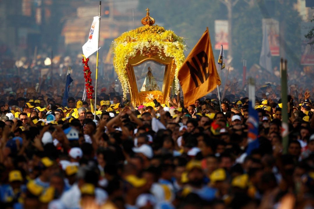 Berlinda com a imagem de Nossa Senhora de Nazaré é o destaque do Círio em Belém