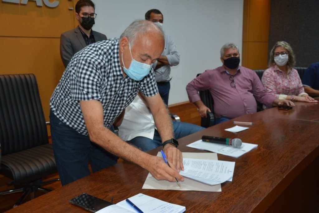 Prefeitura de Rio Branco assina decreto que reduz valor da passagem de ônibus