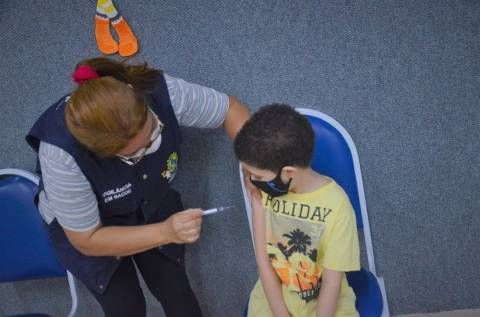 Ação promovida em shopping de Rio Branco vacina mais de 900 pessoas contra a Covid-19