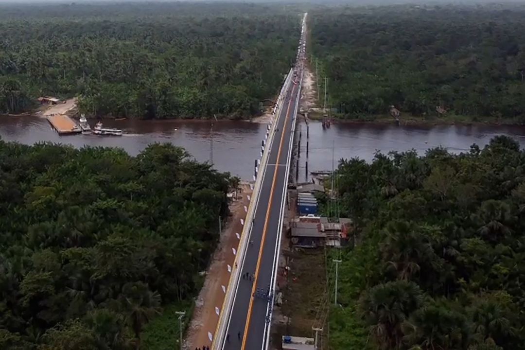 Ponte construída sobre o Rio Meruú, no Pará, vai potencializar a economia e fortalecer a cadeia produtiva do açaí